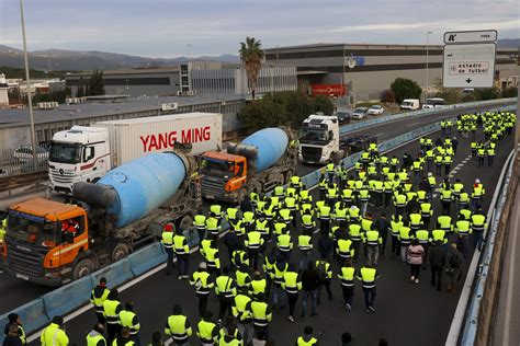 Los trabajadores de Acerinox levantan corte de acceso a Algeciras.